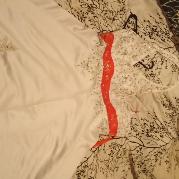 Beautiful wedding dress - Picture 2 of 4